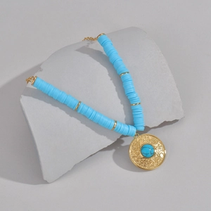 Collana boho con perline blu e ciondolo a raggiera dorata 14K su blocco di pietra