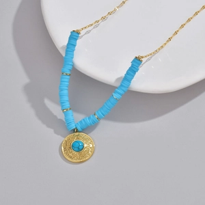 Collana bohémien con perline Heishi blu e pendente in rilievo dorato con turchese