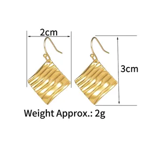 Square textured gold stainless steel earrings with wavy pattern and dimensions 2x3cm