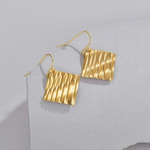 Square earrings with vertical wavy texture in 18K gold-plated stainless steel finish