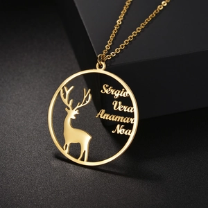 Collier personnalisé en acier inoxydable doré avec silhouette de cerf et prénoms