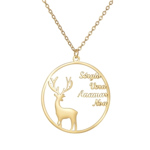 Collier personnalisé en acier inoxydable doré avec silhouette de cerf et quatre noms
