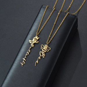 Goldene Edelstahlketten mit Schmetterlings- und Bienenanhängern und Buchstabencharms