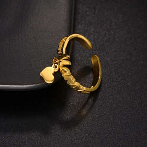 Minimalist gold Mom ring with heart pendant made of polished stainless steel for women