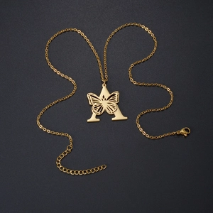 Collier vintage français en acier doré avec pendentif papillon évidé et lettre A stylisée