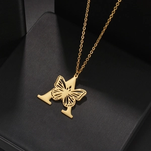 Collier vintage doré style français avec pendentif papillon évidé et lettre M pour femme