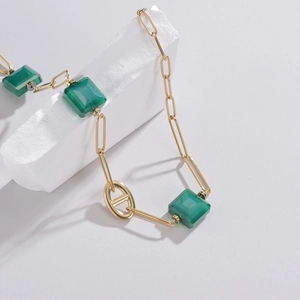 Elegante 14K Gold Büroklammer-Halskette mit grünen Edelsteinen und Anker-Gliedern