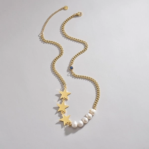 Collier étoile doré avec perles d'eau douce et accent de pierre bleue fine