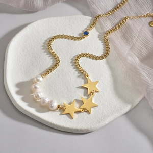 Collier élégant plaqué or 14 carats avec cinq perles, trois étoiles et une gemme bleue