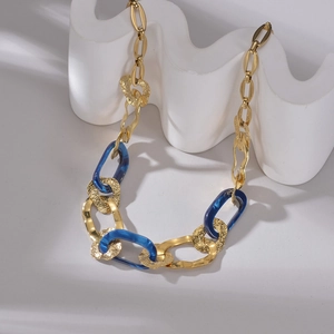 Detail der 14K vergoldeten Gliederkette mit blau marmorierten Acrylharz-Elementen