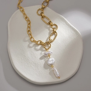 Collana vintage francese placcata in oro 14 carati con perle barocche su vassoio