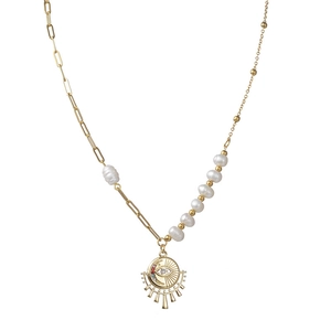 Collier asymétrique doré avec perles d'eau douce et pendentif soleil mauvais œil