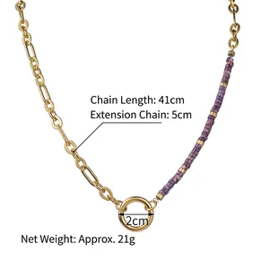 Collier chaîne trombone plaqué or 14K avec perles violettes et anneau doré central