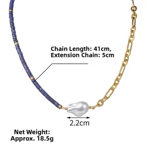 Détail macro du collier asymétrique plaqué or 14K avec lapis-lazuli et perle baroque