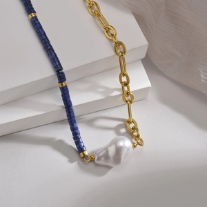 Détail de la chaîne plaquée or 14K avec perles de lapis-lazuli et perle baroque