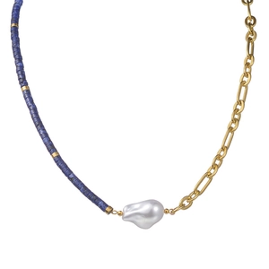 Détail du collier plaqué or 14K avec perles de lapis-lazuli bleues et perle baroque
