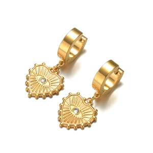 Boucles d'oreilles créoles dorées en acier avec pendentif cœur œil protecteur et zircon