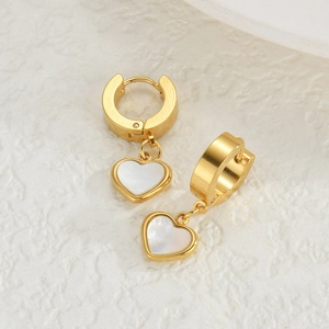 Boucles d'oreilles cœur dorées avec incrustation nacre blanche et finition brossée