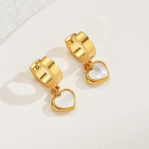 Boucles d'oreilles cœur en or 18K avec incrustations en nacre blanche élégantes