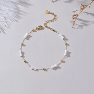 Bracelet de cheville élégant en acier plaqué or 14K avec perles blanches et plumes