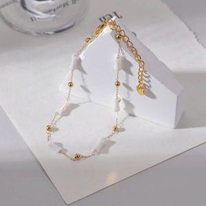 Bracelet de cheville élégant plaqué or 14K avec perles blanches sur chaîne fine