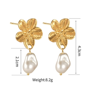 Französische Vintage-Ohrringe mit Goldblume und Perle aus gebürstetem Edelstahl