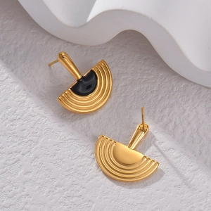 Boucles d'oreilles géométriques en forme d'éventail doré avec émail noir chic