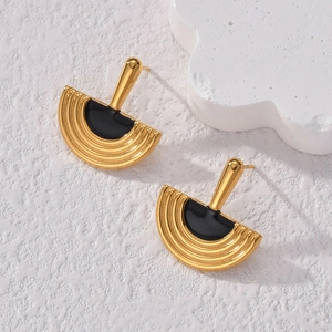 Boucles d'oreilles dorées modernes en forme d'éventail avec émail noir sur fond blanc