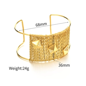 Bracelet manchette en fil doré tressé avec clous géométriques et bande large minimaliste