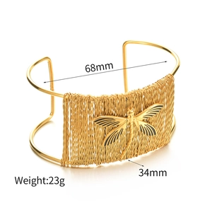 Détails d'un bracelet manchette doré tissé avec motif libellule et mesure de 68mm de large
