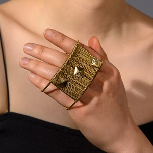 Bracelet Manchette Large En Acier Inoxydable Tissé Pour Femmes Avec Rivets Géométriques Et Libellule En Strass Doré