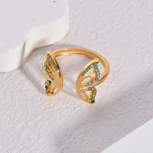 Bague papillon dorée ajustable avec strass multicolores sur fond de pierre