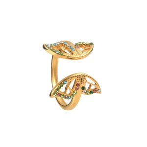 Détail d'une bague ouverte dorée avec cristaux colorés et motifs de feuilles ailées