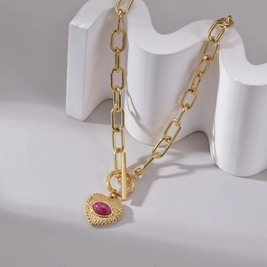 Goldene Gliederkette aus Edelstahl mit Herzanhänger und Rubin-Edelstein an einem OT-Verschluss