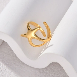 Bague étoile de mer dorée minimaliste sur socle blanc, bijou élégant en acier inoxydable