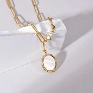 Collana a graffetta placcata oro 14K con ciondoli a cuore e pendente in conchiglia