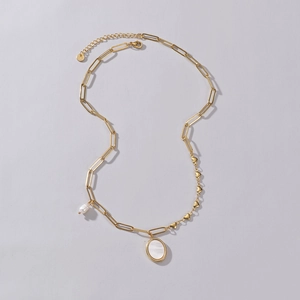 Collana asimmetrica placcata oro 14K con catena a cuori, perla e ciondolo ovale