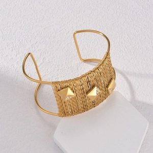 Bracelet ouvert large en maille dorée avec accents pyramidaux et strass brillants