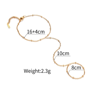 Vue détaillée d'un bracelet de doigt doré en acier inoxydable avec gravure S-STEEL