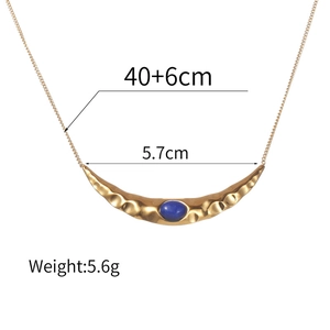 Collier lune en acier inoxydable doré avec pierre bleue et texture ondulée