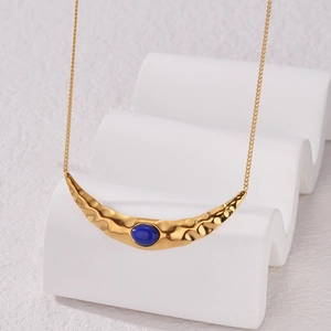 Collier croissant de lune doré avec texture martelée et pierre bleue élégante