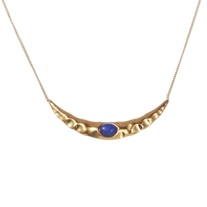 Collier lune doré minimaliste avec pierre bleue et texture métallique martelée