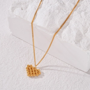 Collier vintage français en acier doré avec pendentif cœur texturé sur pierre blanche