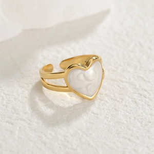 Bague ouverte élégante plaquée or à double couche avec un centre en émail blanc en cœur