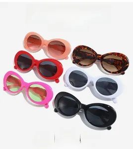 Vue détaillée de lunettes de soleil ovales rétro en plusieurs couleurs sur fond blanc
