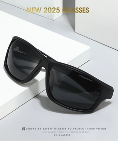 Détail de lunettes de soleil de sport polarisées noir mat 2025 sur un support blanc