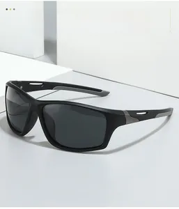 Gros plan de lunettes de soleil sport noir mat avec coussinets gris et détail métallique