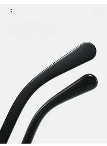 Détail des branches courbées en résine sur lunettes ovales pour un port confortable