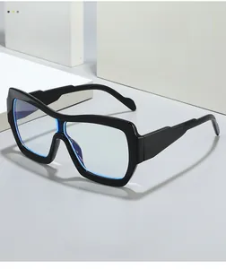 Detailansicht der schwarzen Oversize Sonnenbrille mit breiten Bügeln und blau getönten Gläsern