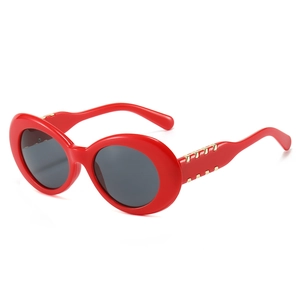 Lunettes de soleil ovales rouges avec verres foncés et accents métalliques dorés